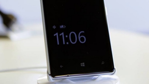 a Lumia device showing Glance Screen