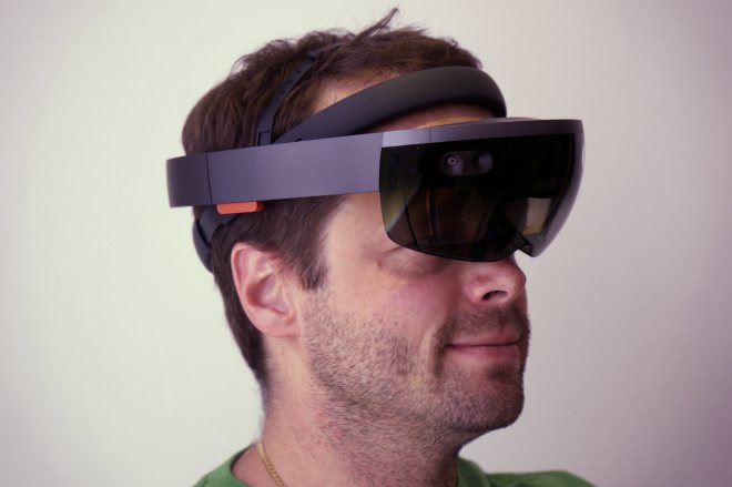 AuthorKai Kowalewski  Microsoft HoloLens, aufgesetzt. Präsentator: Andreas Erben