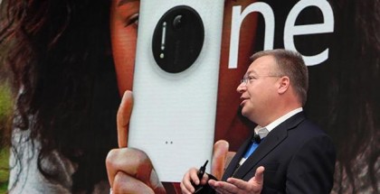 Stephen Elop with Lumia 1020