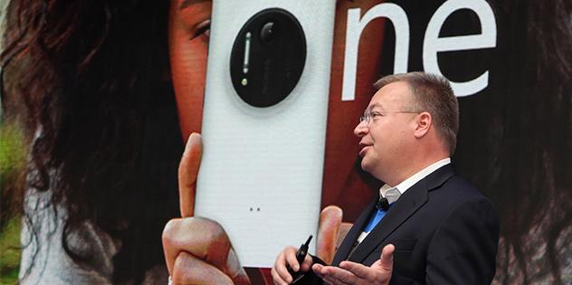 Stephen Elop with Lumia 1020